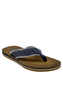 Aspecto relajado de sandalia azul para hombre, con contraste de colores en la tira y suela.