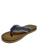 Sandalia azul oscuro de hombre con tira tejida de textil y borde deshilachado, estilo casual.