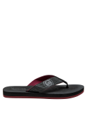 Sandalia casual negra con textura suave y estilo versátil para el verano.
