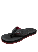 Sandalia negra casual para hombre con detalles burdeos y emblema en el empeine.
