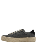 detalle de lona duradera y cómoda en zapatilla casual-chic para outfits informales