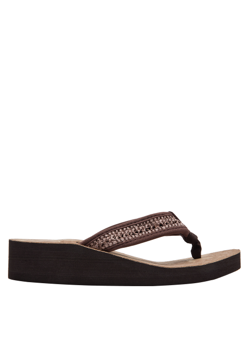 Sandalia marrón suave de mujer, textil trenzado y base de corcho, diseño rústico y bohemio.