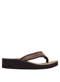 Calzado casual marrón de mujer con textura rugosa y base estampada, perfecto para verano.