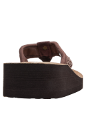 Elegante sandalia marrón de mujer con tira trenzada textil y base de corcho, estilo natural.