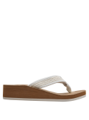 Sandalia textil blanca de mujer con diseño casual y suela elevada, adecuada para ocasiones informales.