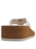 Calzado de mujer casual, sandalia blanca con detalles artesanales, perfecta para días calurosos.