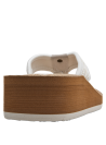 Calzado de mujer casual, sandalia blanca con detalles artesanales, perfecta para días calurosos.