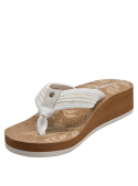 Sandalia blanca casual de mujer con detalles tejidos y base de corcho, ideal para un look bohemio.