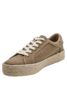 zapatilla taupe de mujer con diseño bohemio, textura suave y cordones blancos contrastantes.