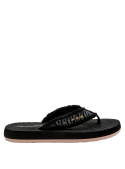 Elegante sandalia negra de mujer con textura textil y adornos dorados.