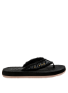 Elegante sandalia negra de mujer con textura textil y adornos dorados.