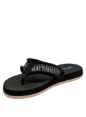 Sandalia negra casual de mujer con remaches dorados y textil texturizado.