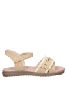 Sandalia beige de niña, ideal para combinar con vestuarios veraniegos y colores neutros.