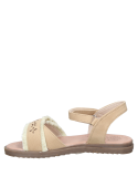 Sandalia casual beige de niña, suela de goma y cierre velcro para fácil uso diario.