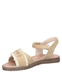 Sandalia beige de niña con cinta frontal decorada con perforaciones florales y flecos.