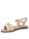 Sandalia beige de niña con cinta frontal decorada con perforaciones florales y flecos.