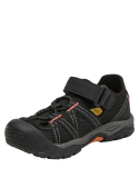 Calzado infantil outdoor negro con tiras cruzadas y cierre de velcro para fácil ajuste.