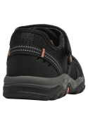 Sandalia negra de niño con detalles en naranja y amarillo, ideal para actividades outdoor.