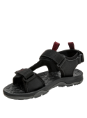 Sandalia outdoor negra para niño, con costuras rojas y adorno metálico en velcros.