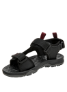 Sandalia outdoor negra para niño, con costuras rojas y adorno metálico en velcros.