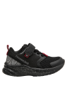 zapatilla infantil negra con toques rojos, suela dinámica, ideal para combinar con ropa casual.