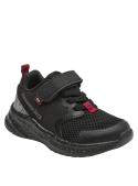 calzado negro con detalles rojos, cierre seguro de velcro, perfecto para niños activos.