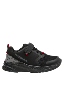 Zapatilla negra de niño con exterior sintético fácil de limpiar, adecuada para actividad intensa.