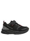 Zapatilla negra de niño con exterior sintético fácil de limpiar, adecuada para actividad intensa.