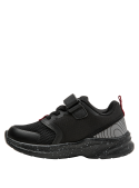 Zapatilla de niño en negro con diseño moderno y resistente, detalles rojos que añaden estilo.