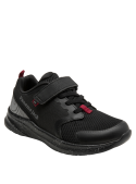zapatilla negra de niño, detalles rojos, cómoda para el colegio y salidas informales, cierre de velcro
