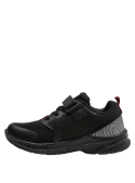 zapatilla deportiva urbana para niño, negra con detalles rojos y textura en malla para ventilación