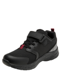 sintética, estilo running, color negro con rojo, ideal para actividades al aire libre de niños