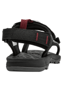 Sandalia negra de niño con detalles en rojo y gris, ideal para actividades outdoor.