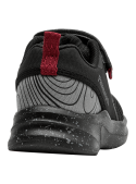 Zapatilla negra de niño con detalles rojos en velcro y ojales, ideal para running y actividades diarias.