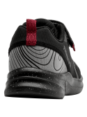 zapatilla negra de niño con detalles rojos en lengüeta y talón, cierre de velcro y cordones decorativos