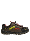 zapatilla outdoor infantil café, con tejido de malla transpirable y acentos de color llamativos