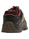 zapatilla café de niño con detalles en negro, rojo y amarillo, diseño robusto para actividades al aire libre