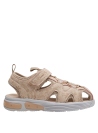 Sandalia beige de niña, diseño ventilado y cómodo para mantener frescos los pies en verano.