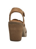 Calzado de cuero camel con tiras entrelazadas y hebilla, ideal para un look minimalista.