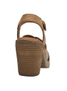 Calzado de cuero camel con tiras entrelazadas y hebilla, ideal para un look minimalista.