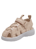 Sandalia beige de niña con diseño floral en relieve y cierre de velcro, ideal para primavera y verano.