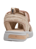 Sandalia casual de niña en tonos beige y rosado pálido, ideal para combinar con vestidos veraniegos.
