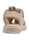 Sandalia casual de niña en tonos beige y rosado pálido, ideal para combinar con vestidos veraniegos.