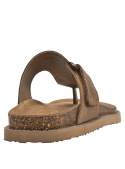 Sandalia de cuero camel para mujer con diseño de dedo y acabado mate clásico y versátil.