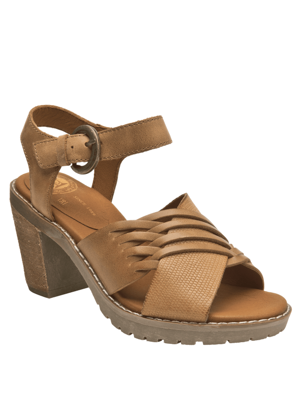 Elegante sandalia casual de cuero camel con detalle de hebilla y textura entrecruzada.