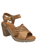 Elegante sandalia casual de cuero camel con detalle de hebilla y textura entrecruzada.