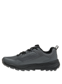 zapatilla de hombre gris textil con diseño de rejilla y suela con detalles negros contrastantes