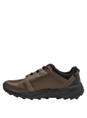 zapatilla marrón con diseño robusto y deportivo para actividades al aire libre
