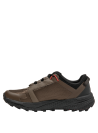 zapatilla marrón con diseño robusto y deportivo para actividades al aire libre