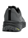 zapatilla gris de trail running para hombre con diseño textil transpirable y detalles negros elegantes